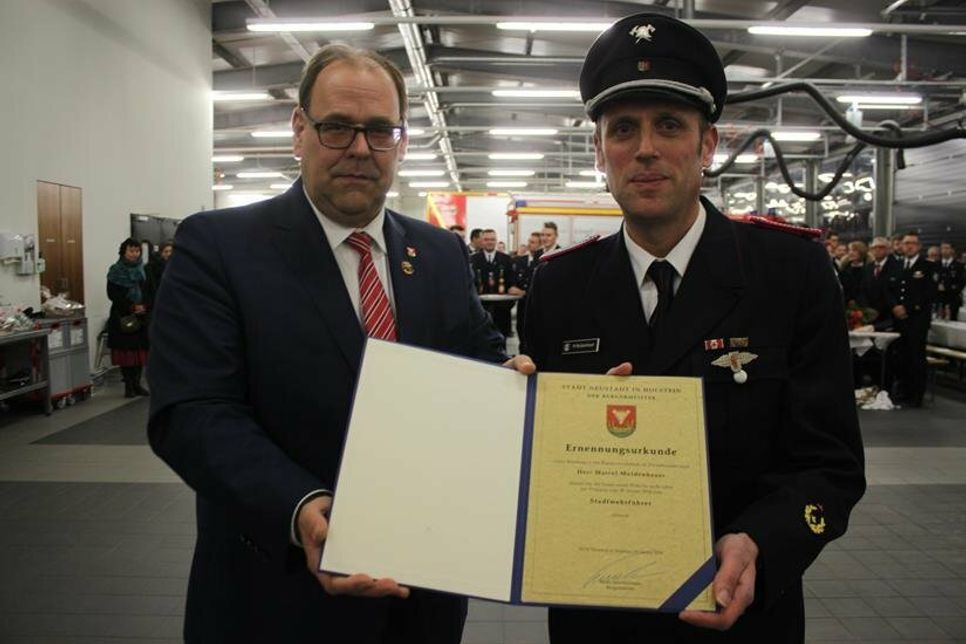 Bürgermeister Mirko Spieckermann (lks.) übergab die Ernennungsurkunde an den neuen Stadtwehrführer Marcel Moldenhauer.