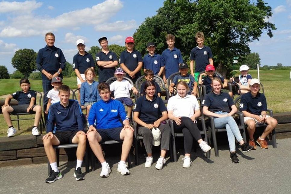 Die Kinder und Jugendlichen mit Trainer und Jugendwart Uwe Markewitz (oben lks.).