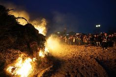 Der Lohn nach dem eisigen Spaziergang: Der riesige Haufen aus Ästen, Stroh und alten Weihnachtsbäumen spendete behagliche Wärme.