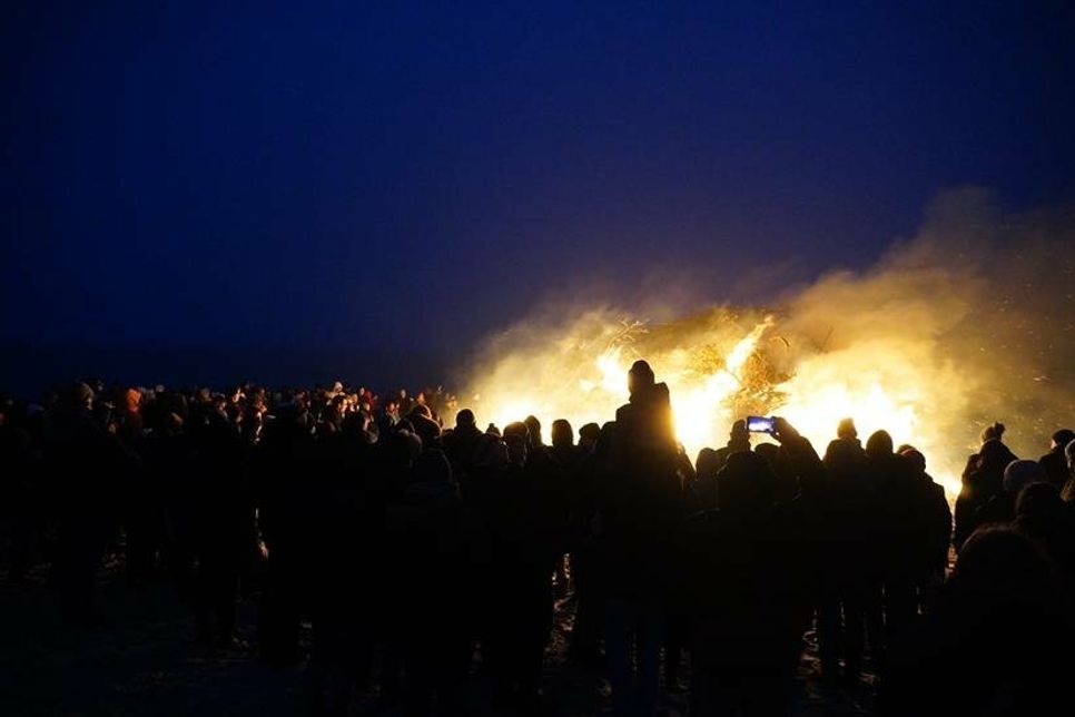 Die Gäste verweilten erst am Feuer und konnten sich im Anschluss mit Grünkohl in den verschiedenen Restaurants stärken.