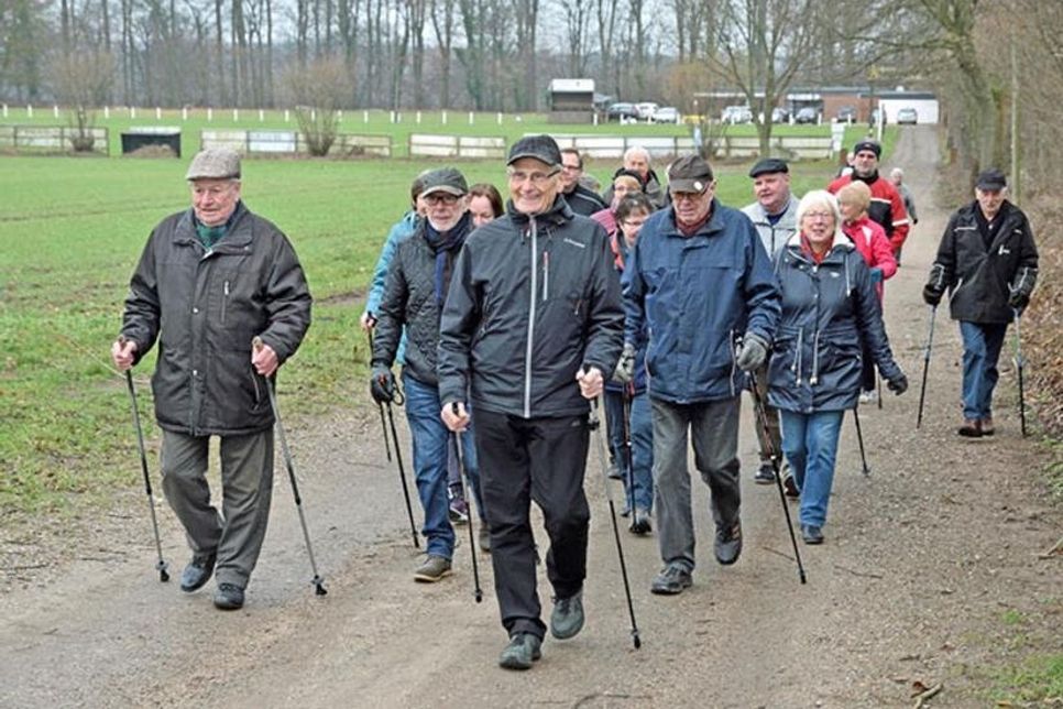 Fitness, frische Luft und Geselligkeit: Hans-Werner Dose ist mit der Nordic Walking Gruppe von Fortuna Bösdorf zu allen Jahreszeiten unterwegs.