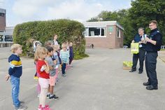 Jugendfeuerwehrchef Mirco Babin (r.) und Gemeindewehrführer Thomas Scharbau beim Verteilen der Turnbeutel an die Kinder der N1 der Grundschule Niendorf/Ostsee.