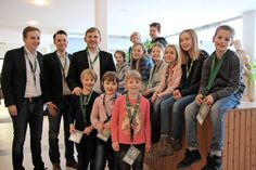 Michael Luckow (mi.) und seine Mitarbeiter Benjamin Kögel und Lynn Glöckner von der Provinzial Versicherung freuten sich, insgesamt 1.000 neue Schlüsselbänder im Gesamtwert von 1.300 Euro an die Kinder überreichen zu können.