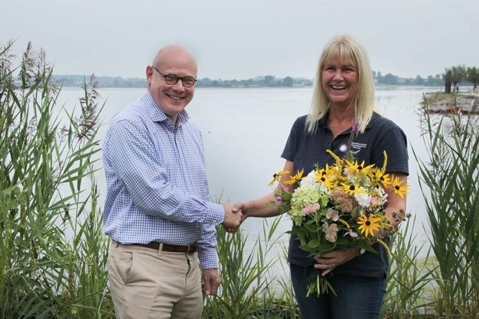 Dr. Peter Zielinski gratulierte der Jubilarin Anne Große-Kleffmann zum Arbeitsjubiläum.