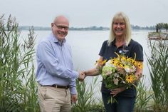 Dr. Peter Zielinski gratulierte der Jubilarin Anne Große-Kleffmann zum Arbeitsjubiläum.