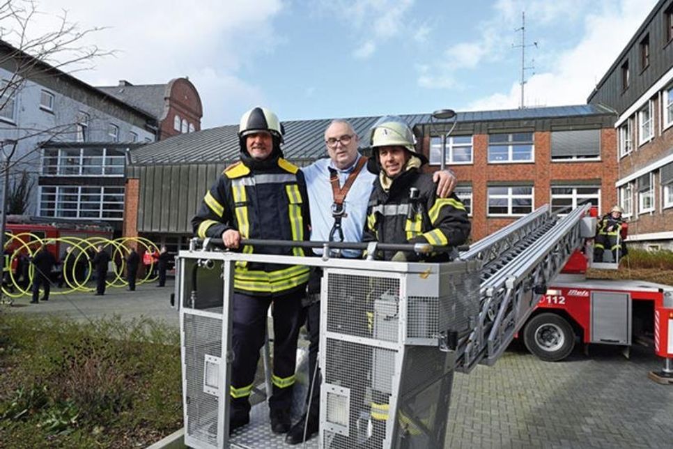 Wieder Boden unter den Füßen: Kreiswehrführer Manfred Stender (l.) und Sven-Marius Flügger begleiteten den Leiter des Ordnungsamtes des Kreise Plön Harald Koopmann auf einem Höhenflug mit der Drehleiter über die Plöner Kreisverwaltung.