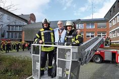 Wieder Boden unter den Füßen: Kreiswehrführer Manfred Stender (l.) und Sven-Marius Flügger begleiteten den Leiter des Ordnungsamtes des Kreise Plön Harald Koopmann auf einem Höhenflug mit der Drehleiter über die Plöner Kreisverwaltung.
