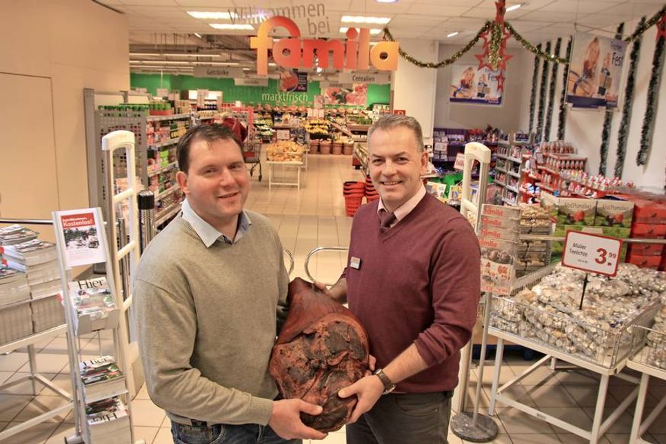 Christian Suhr und Sven Rasmussen (v. lks.) wünschen ihren Kunden eine besinnliche und schmackhafte Weihnachtszeit.