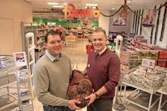 Christian Suhr und Sven Rasmussen (v. lks.) wünschen ihren Kunden eine besinnliche und schmackhafte Weihnachtszeit.