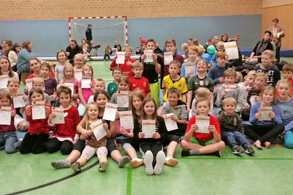 Nach der Weihnachtsfeier erhielten die Kinder ihre Auszeichnung.