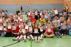 Nach der Weihnachtsfeier erhielten die Kinder ihre Auszeichnung.