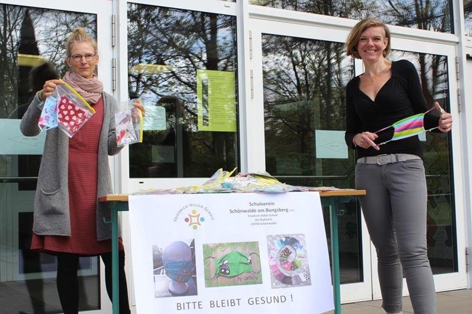 Doris Jürs und Cathleen Dorl (re.) vom Schulverein Schönwalde.