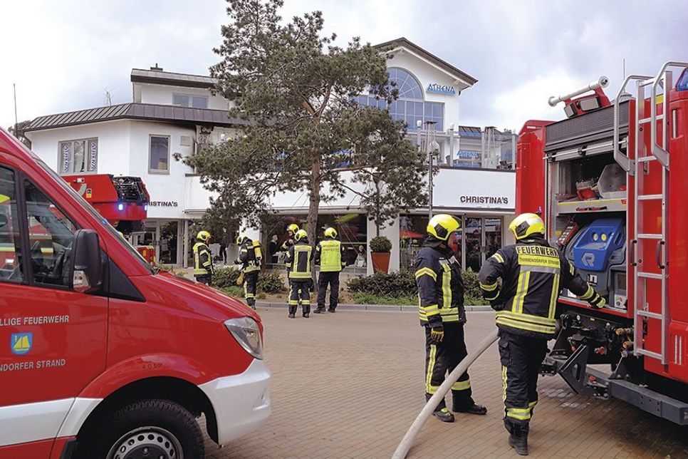 Rund 60 Feuerwehreinsatzkräfte waren bei einem Schwelbrand in einem Restaurant an der Kreuzung Bergstraße/Poststraße/Strandallee in Timmendorfer Strand im Einsatz. (Foto: René Kleinschmidt)