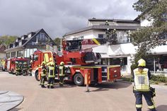 Rund 60 Feuerwehreinsatzkräfte waren bei einem Schwelbrand in einem Restaurant an der Kreuzung Bergstraße/Poststraße/Strandallee in Timmendorfer Strand im Einsatz. (Foto: René Kleinschmidt)