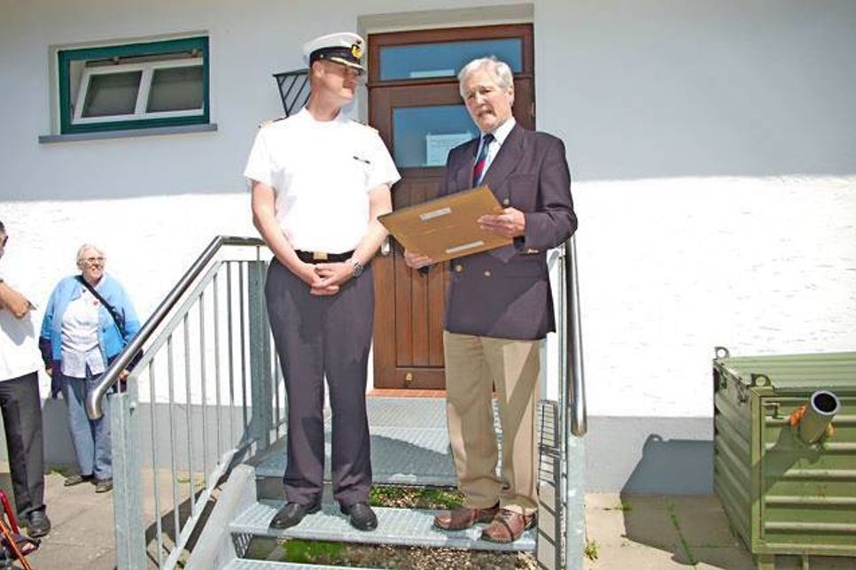 Kommandant Jens Martin freut sich über eine alte Fotografie, die Paul French (rechts) als Dank für die Einladung überreicht.