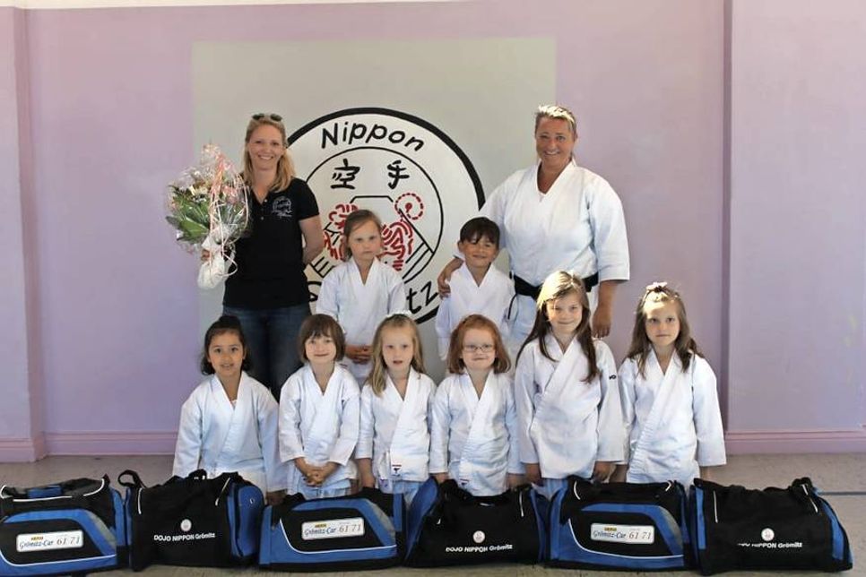 Grömitz. Das Taxiunternehmen Grömitz Car hat für die Mini Gruppe vom Karateverein Nippon Sporttaschen gesponsort. Die Taschen wurden von der Inhaberin Wiebke Knoppik übergeben. Zum wiederholten Mal war Grömitz Car so freundlich, den Karate-Nachwuchs zu unterstützen. Die Mini Gruppe sucht noch Nachwuchs, das Training findet jeden Freitag von 15.30 bis 16.15 Uhr in der Turnhalle am Rathaus statt. (red)