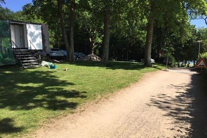 Oberhalb des Strandbads befindet sich ab sofort der neue Toilettenwagen, der von den Strandbesuchern genutzt werden kann.