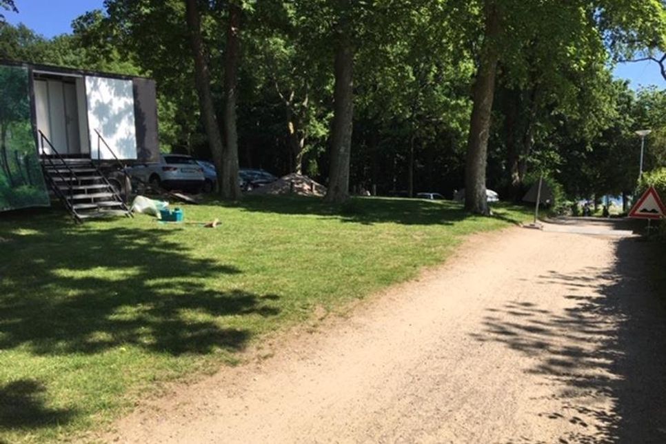 Oberhalb des Strandbads befindet sich ab sofort der neue Toilettenwagen, der von den Strandbesuchern genutzt werden kann.