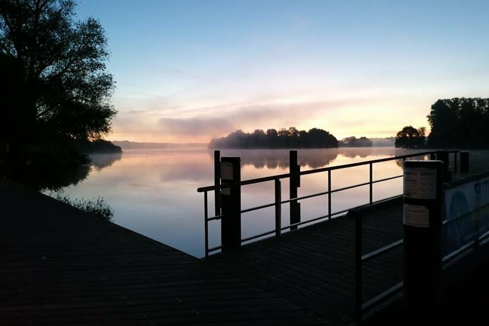 Diese wunderbare Morgenstimmung am Eutiner See hat Britta Wohler fotografisch in Szene gesetzt.