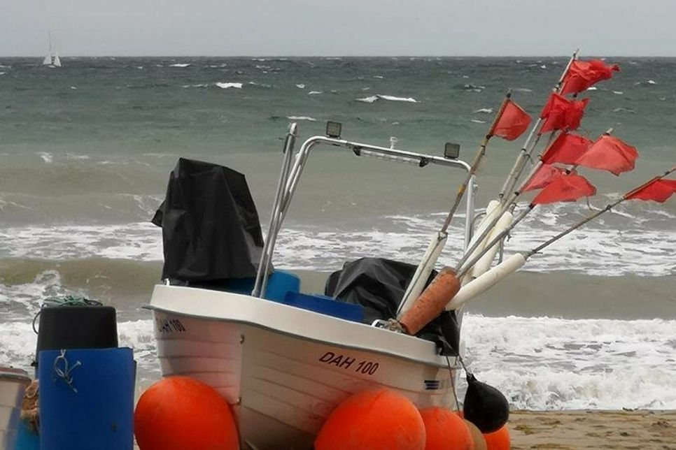 Hat auch seinen Reiz: die herbstliche Ostsee mit grauem Himmel, weißer Gischt sowie knallroten Fendern und Fähnchen.   Edda Rahlf hat dieses Bild in Dahme aufgenommen.