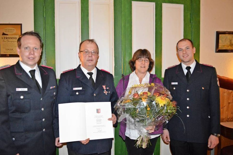 Wehrführer Frank Wohlert, Kamerad Axel Roeske, Iris Roeske, stellvertretender Wehrführer Patrick Klüver.