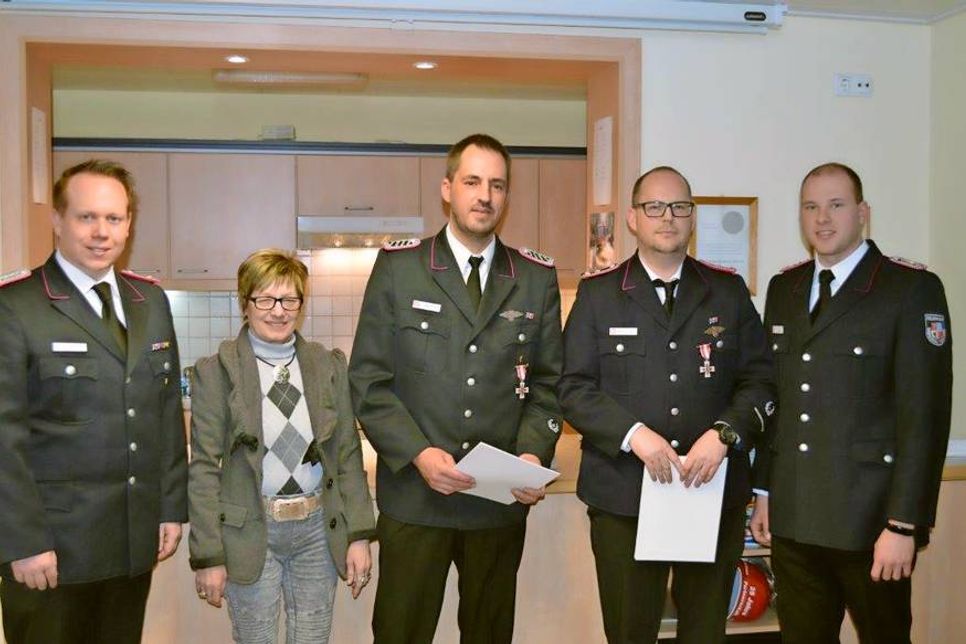 Wehrführer Frank Wohlert, 2. stellvertretende Bürgermeisterin Sabine Klüver, Mike Dose, Markus Schaar, stellvertretender Wehrführer Patrick Klüver.
