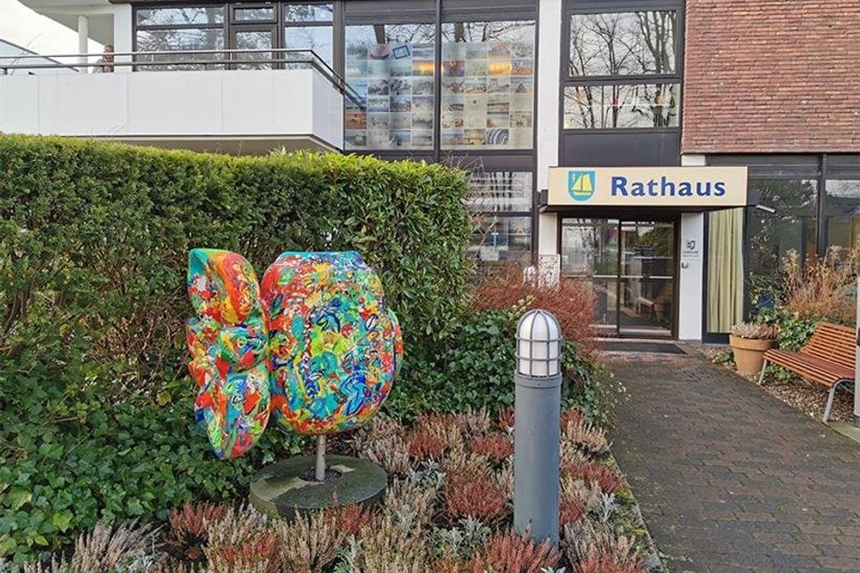 Die Fensterfront am Eingang des Rathauses soll mit Sonnenschutzfolie beklebt werden. Dabei ist der Schadstoff in den Fugen der Fenster entdeckt worden.