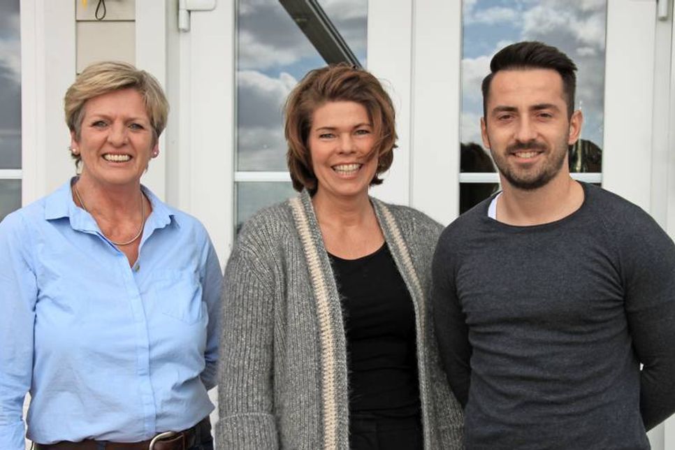 Tina Schnoor (Mi.) mit den Servicemitarbeitern Verena Maas und Evangelos Panagiotopoulos.