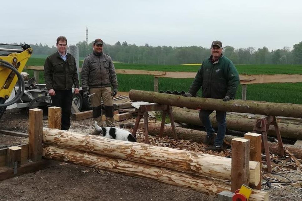 Die fleißigen Helfer beim Aufbau der neuen Geländehindernisse.