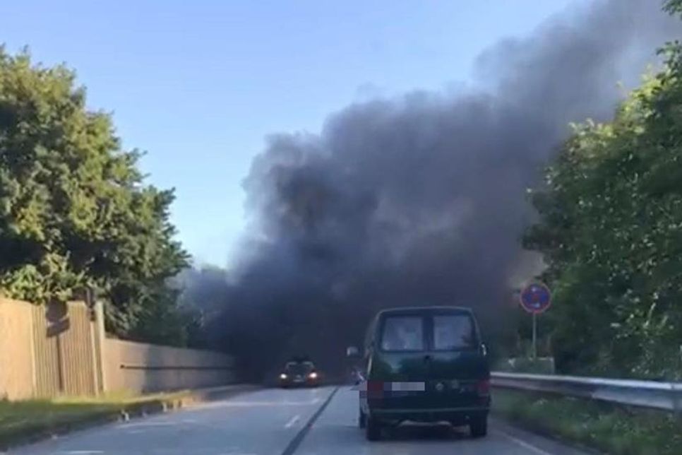 Am Freitagabend musste die Feuerwehr zwei brennende Pkw löschen.