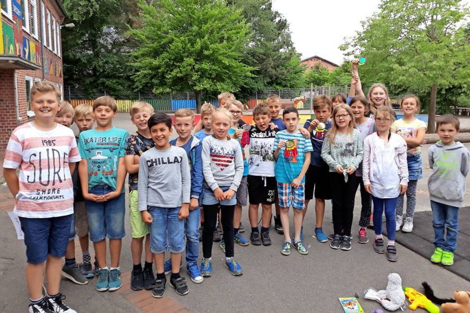 Grube/Glücksburg. Anfang Juni verbrachte die dritte Klasse der Grundschule Grube eine erlebnisreiche Woche im Waldschulheim Glücksburg. Besichtigt wurden das Wasserschloss sowie die Phänomenta in Flensburg. Gemeinsam wurde ein Floß gebaut und anschließend erfolgreich auf der Förde getestet. Zudem wurden Wald und Strand genau erkundet. Ein Highlight für die Schüler war die Disco mit aktueller Musik, Lichteffekten im Waldschulheim. (red)