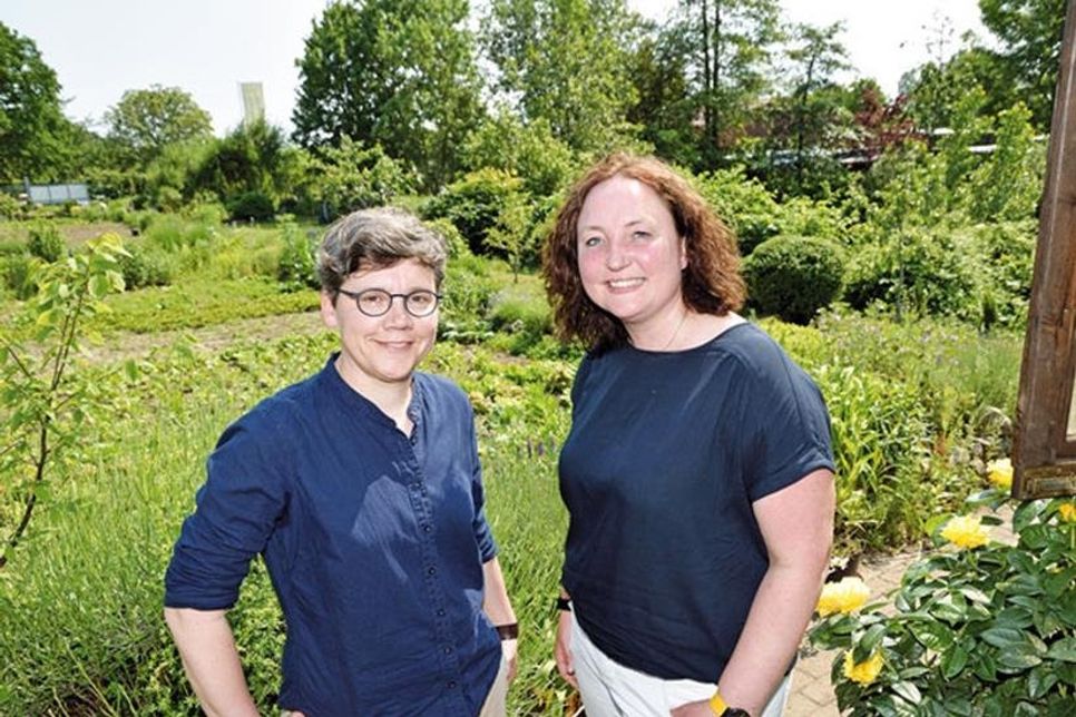 Michaela Eschenfelder und Doreen Nickel, Fachexpertin SGB II beim Jobcenter Kreis Plön laden zum Besuch von Land in Sicht im Rahmen der Aktion „Offener Garten“ am 15. Und 16. Juni ein. Foto: Schneider