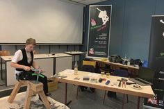 Laptop und Schieferhammer, zwei wichtige Begleiter in der Dachdeckerausbildung. Foto: ZVDH/akz-o