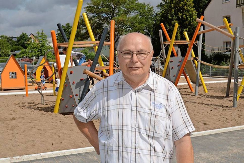 Sichtlich zufrieden konnte Norbert Leihe am vergangenen Freitag die Freigabe des neuen Spielplatzes bekanntgeben. (Fotos: Setje-Eilers)