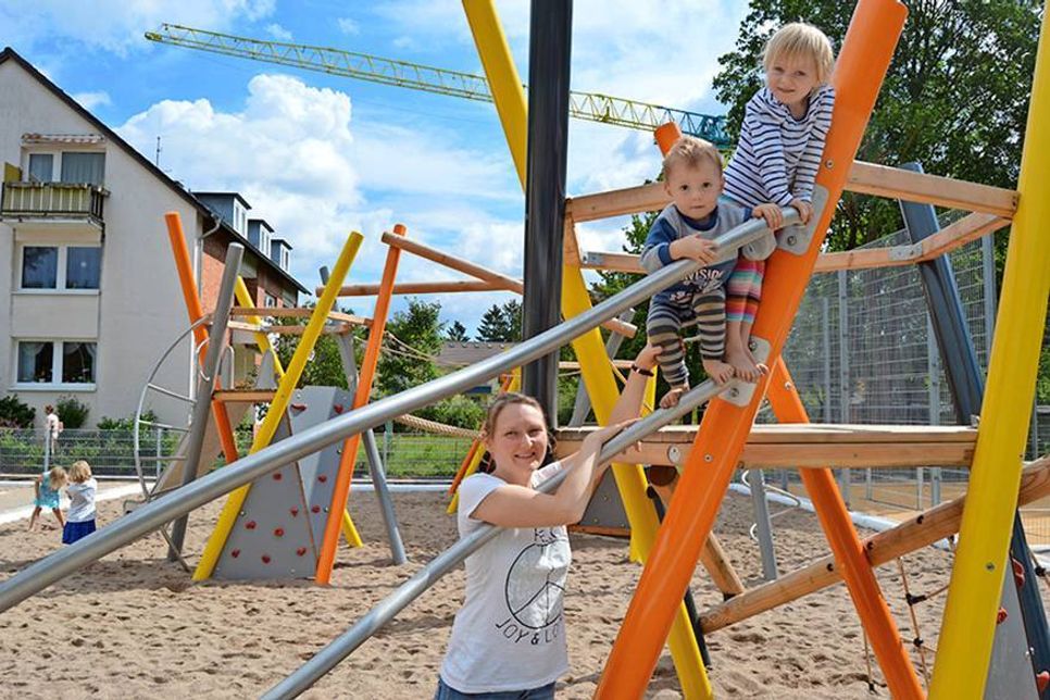 Als eine der ersten nutzte Anwohnerin Katerina Schell mit ihren Kindern Flora (r.) und Theodor die neuen Spielmöglichkeiten.