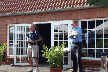 Ronald Bracker (lks.) vom Golf Club Brodauer Mühle und Hoteldirektor Hans-Joachim Gussone (re.) vom Carat Golf und Sporthotel Grömitz.