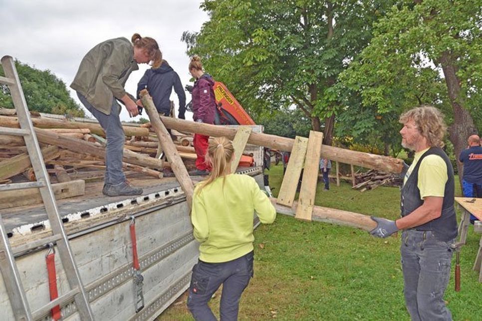 …aufgeladen und abtransportiert.
