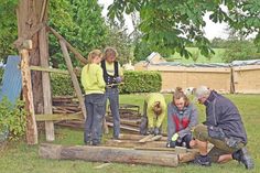 Die Jugendbauhütte Lübeck in Aktion: Alle Holzteile des historischen Bienenhauses wurden bereits für den Transport vorbereitet,…