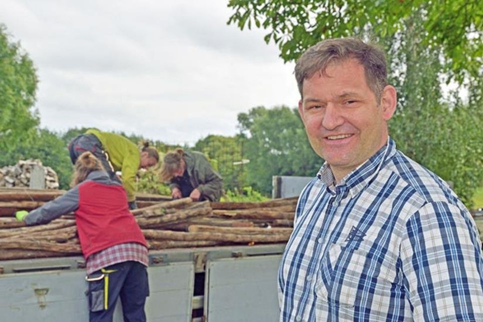 Dr. Nils Kagel, Bereichsleiter Historischer Gebäudebestand, Garten- und Landschaftsflächen im Freilichtmuseum Molfsee, begleitet die Rettungsaktion des historischen Bienenhauses, das als letztes Exemplar in Schleswig-Holstein ein echter Schatz ist.