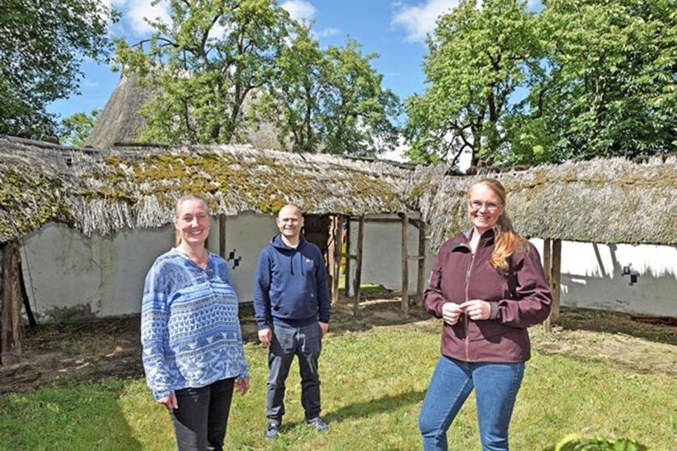 Setzten sich für eine Bestandsdokumentation des baufälligen Bienenhauses ein: (v. l.) Dr. Silke Hunzinger, Amt für Denkmalpflege des Kreises Plön, die Vorsitzende der Arbeitsgemeinschaft für Heimatkunde im Kreis Plön Julia Meyer und Kunsthistoriker Alexander Krauß, Inhaber des ausführenden KVO Büro für Bauforschung und Restaurierung Berlin.