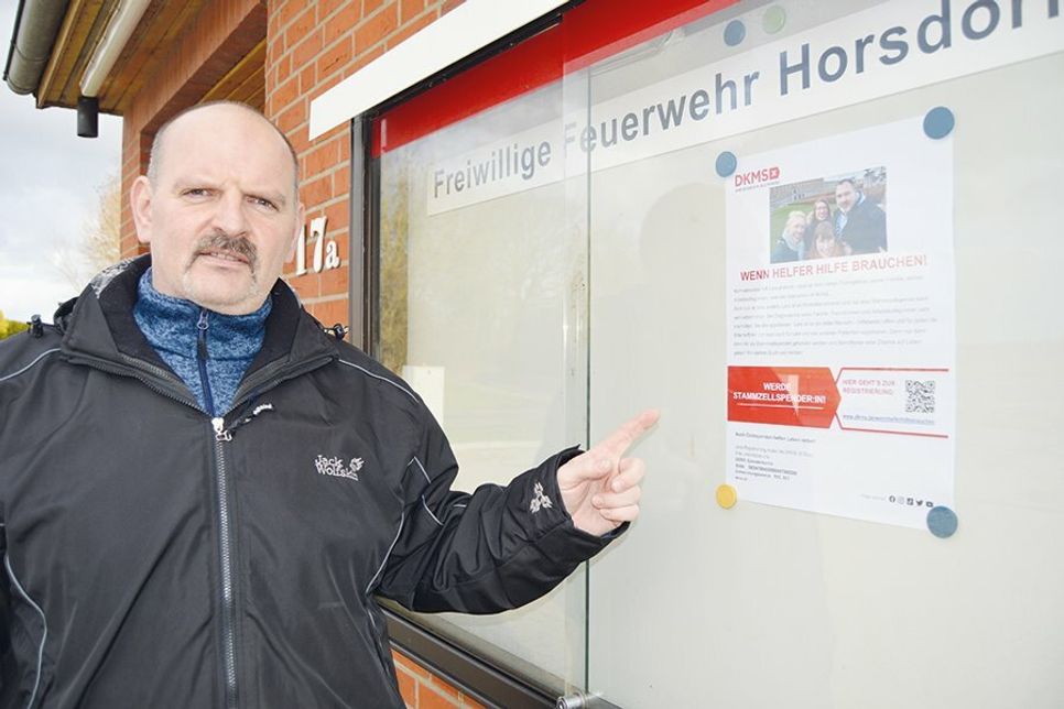 Sven Asmußen, langjähriger Orstwehrführer in Horsdorf, bittet darum, die Deutsche Knochenmarkspendendatei zu unterstützen. Sein Bruder Lars (s. Familienfotos auf dem Plakat) ist an akuter Leukämie erkrankt.