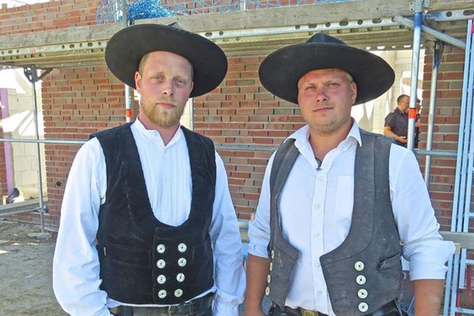 Die Zimmerleute René Schlünzen und Patric Bartels von der Firma Quistorf (Fehmarn) sprachen vom Giebel herab einen zünftigen gereimten Richtspruch und erhoben das Glas auf weiteres gutes Gelingen aller Gewerke.