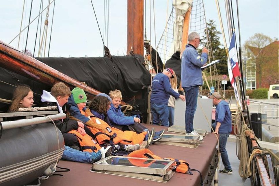 Vereinsvorsitzender Jens Zywitza von „Ole Schippn Laboe“ ruft die Teilnehmer auf.