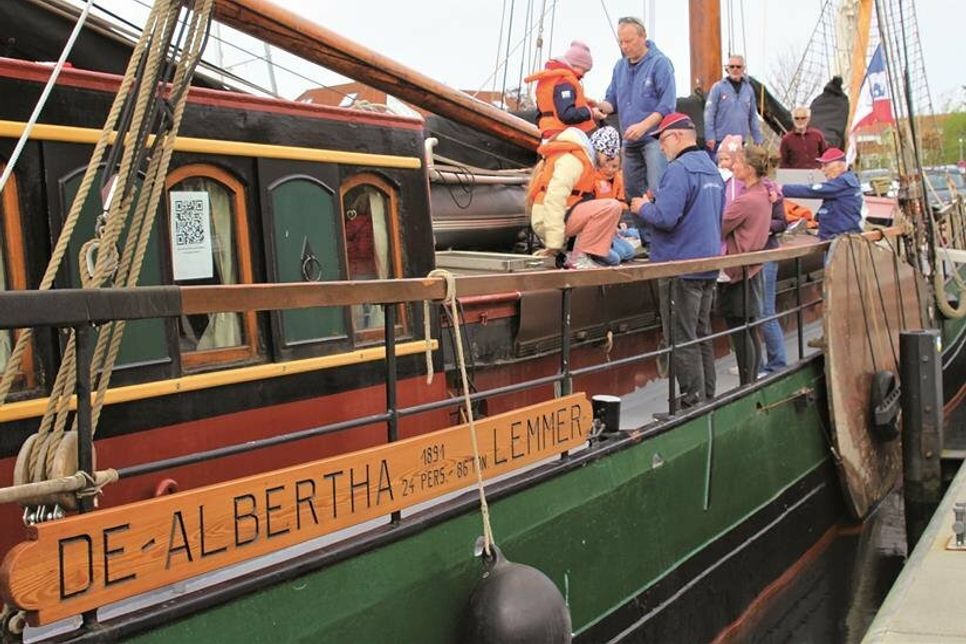 An Bord werden gleich die Schwimmwesten angelegt.