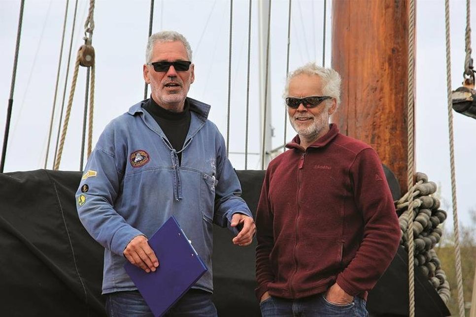 Jens Zywitza und Kapitän „Dick“ (v. l.) an Bord des Seglers „De Albertha“.