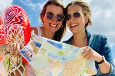 Die Ostsee-Perlen Gesche Muchow (lks.) und Kristina Kolbe sind zurück von ihrer großen Podcast-Sommertour und sehen sich neuen Herausforderungen ausgesetzt.