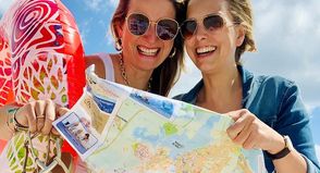 Die Ostsee-Perlen Gesche Muchow (lks.) und Kristina Kolbe sind zurück von ihrer großen Podcast-Sommertour und sehen sich neuen Herausforderungen ausgesetzt.