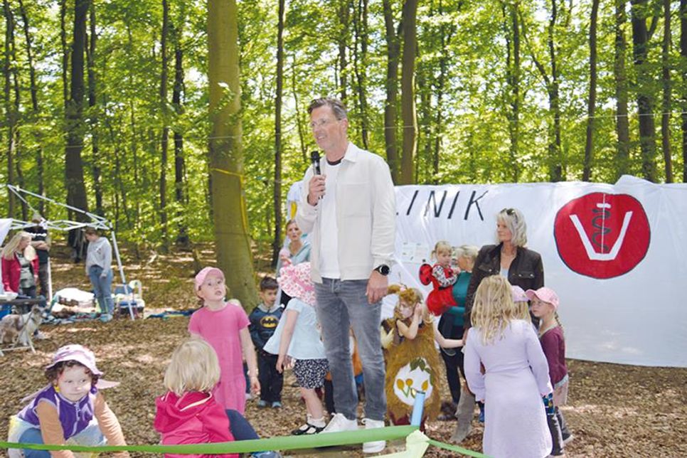 Ratekaus Bürgermeister überbrachte  die Glückwünsche der Gemeinde und hatte „ausnahmsweise“ ein paar Naschereien für die Kinder mit dabei.