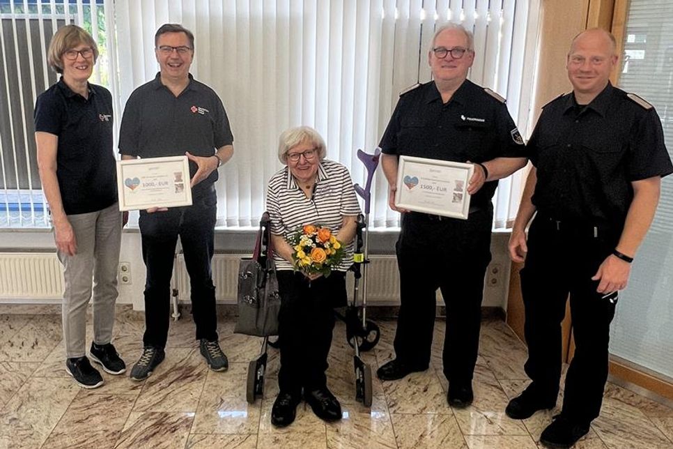 Britta Zweiacker und Dirk Sarau vom DRK, Heinke Nitz sowie Hartmut Junge und Florian Hahn von der Feuerwehr (v. lks.).