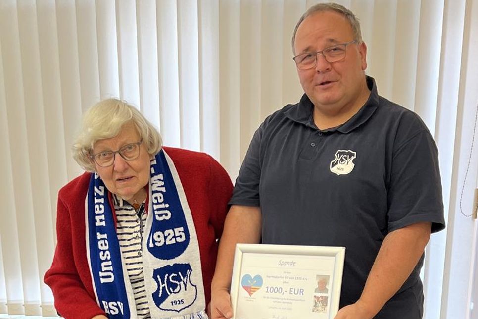 HSV-Vorsitzender Dirk Behnke mit Heinke Nitz.